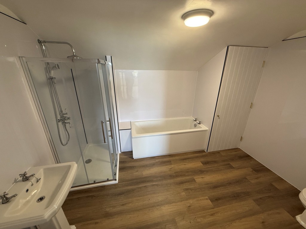 Lot: 172 - DETACHED HOUSE WITH STUNNING VIEWS - Ensuite bathroom to bedroom 1